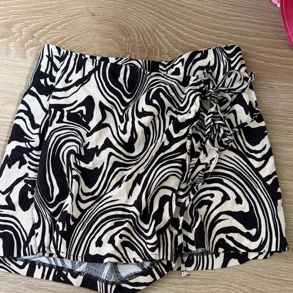 Black & White Swirl Tie-Detail Women's Skort